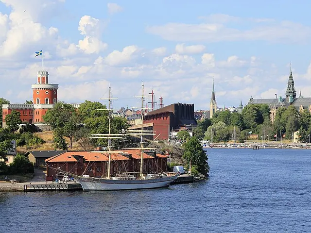 Het Vasamuseum in Stockholm (gebouw met de masten op het dak)