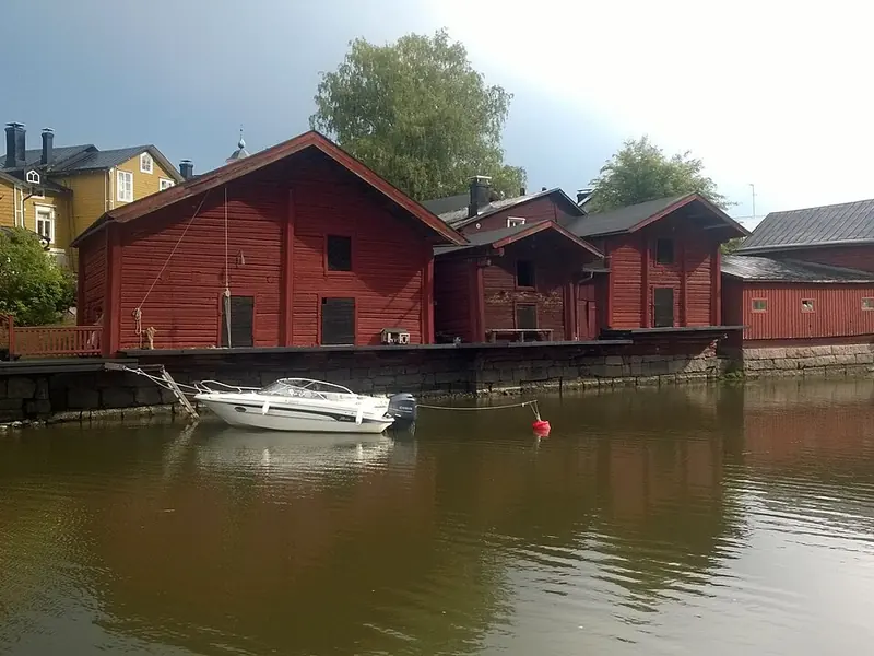 De røde sjøbodene ved elva i Porvoo