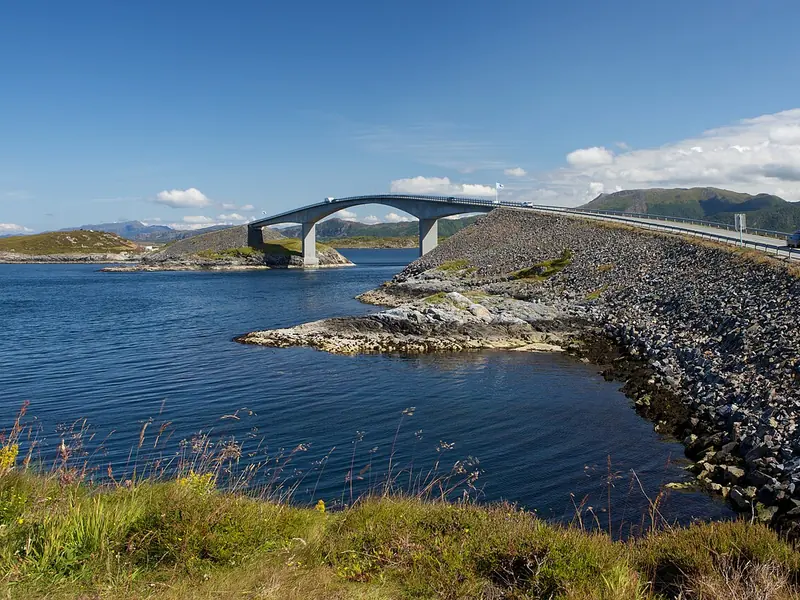 De Storseisundetbrug aan de Atlantische Weg