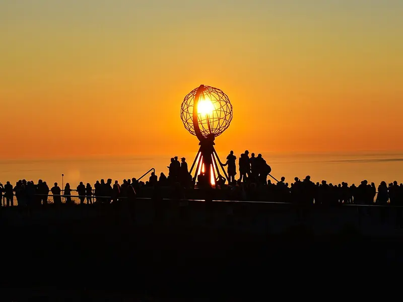 Midnattssol ved globusmonumentet på Nordkapp