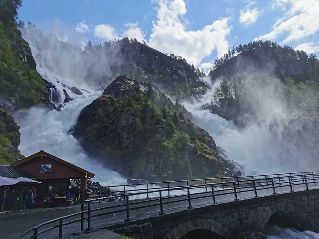De dubbele waterval Låtefossen bij Odda
