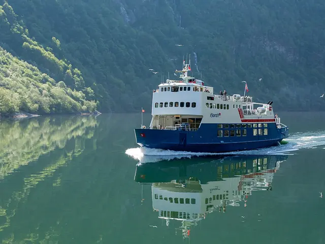 Een boot op de Nærøyfjord bij Gudvangen
