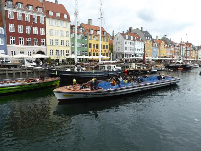 Een rondvaartboot in Nyhavn, Kopenhagen