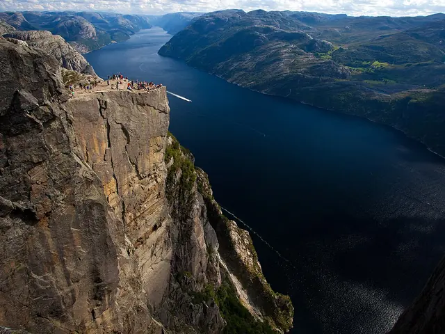 Het rotsplateau Preikestolen boven de Lysefjord