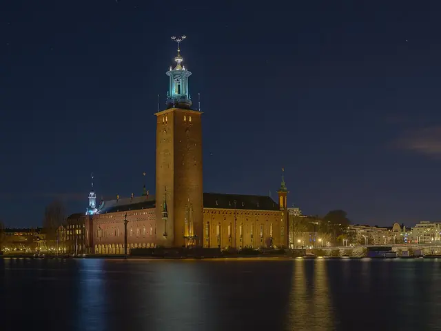 Het stadhuis van Stockholm aan het water