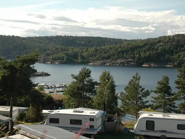 En campingplass ved vannet på Sørlandet