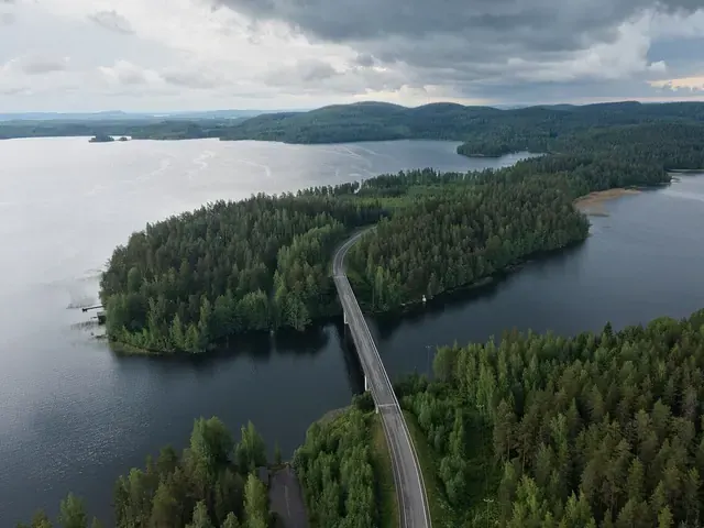 Fylkesvei 612 langs vannet ved Luhanka i Midt-Finland
