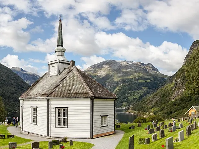 Geiranger kirke over fjorden