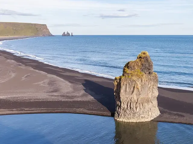 Den svarte stranden Reynisfjara ved Vík