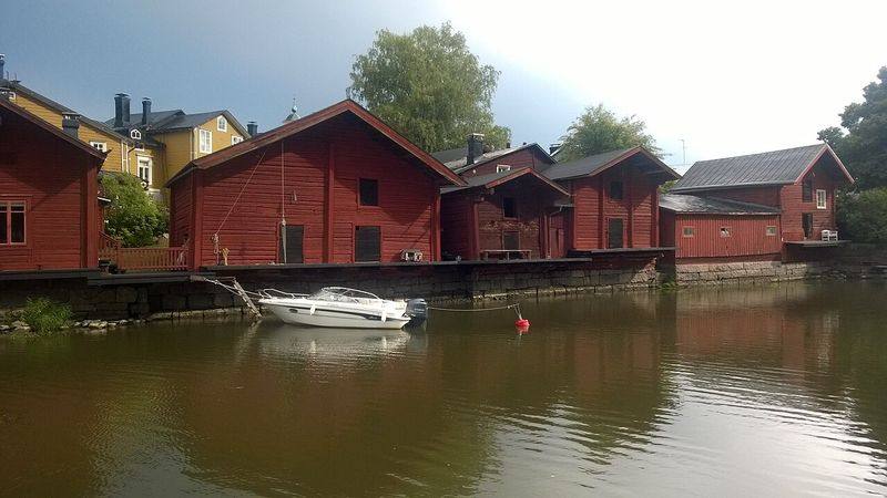 De rode pakhuizen langs de rivier in Porvoo