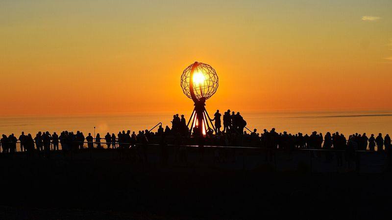 Midnattssol ved globusmonumentet på Nordkapp