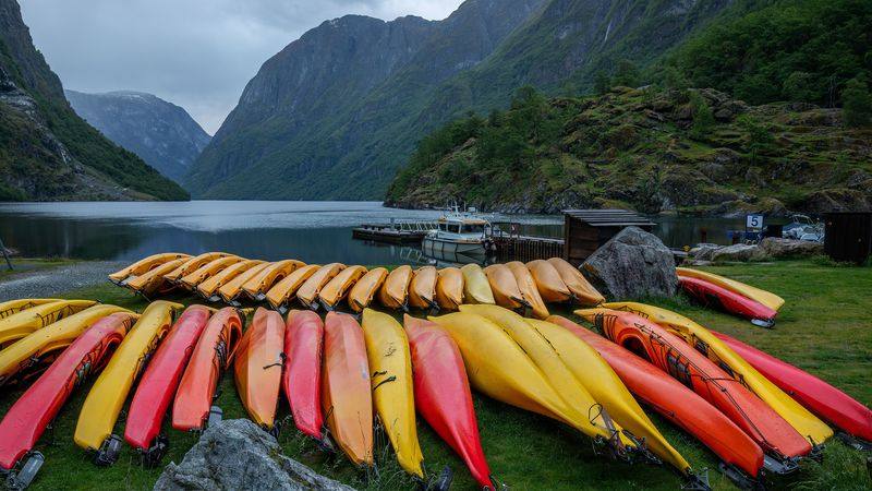 Kajakker på en gressplen ved Nærøyfjorden i Gudvangen