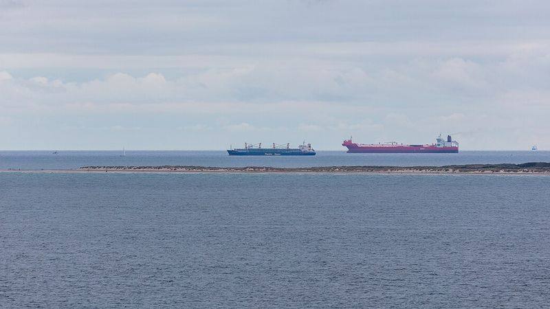 Skip på sjøen ved Grenen, Danmarks nordspiss