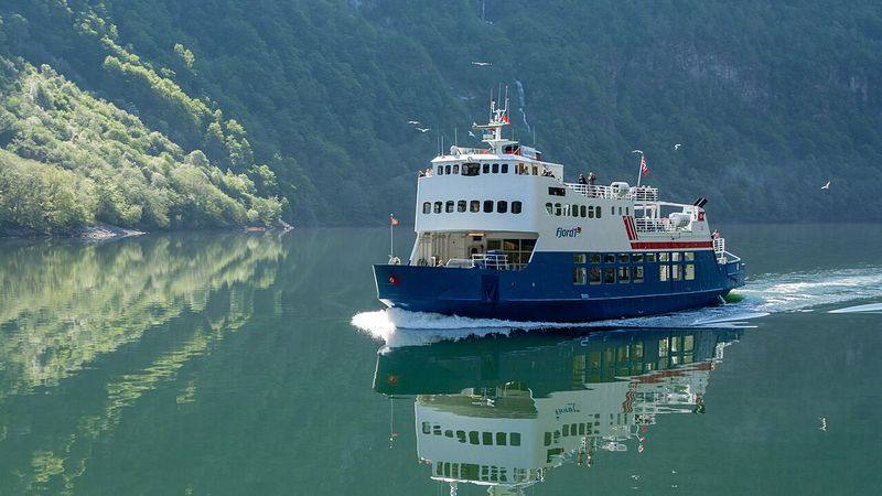 En båt på Nærøyfjorden ved Gudvangen