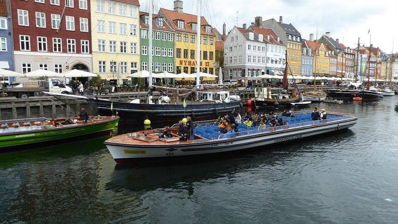 En sightseeingbåt i Nyhavn, København