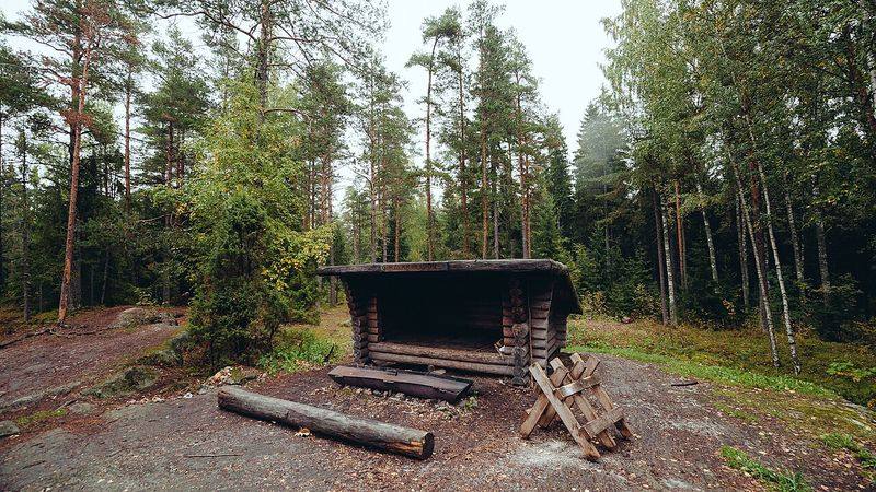 En gapahuk med bålplass i en finsk nasjonalpark