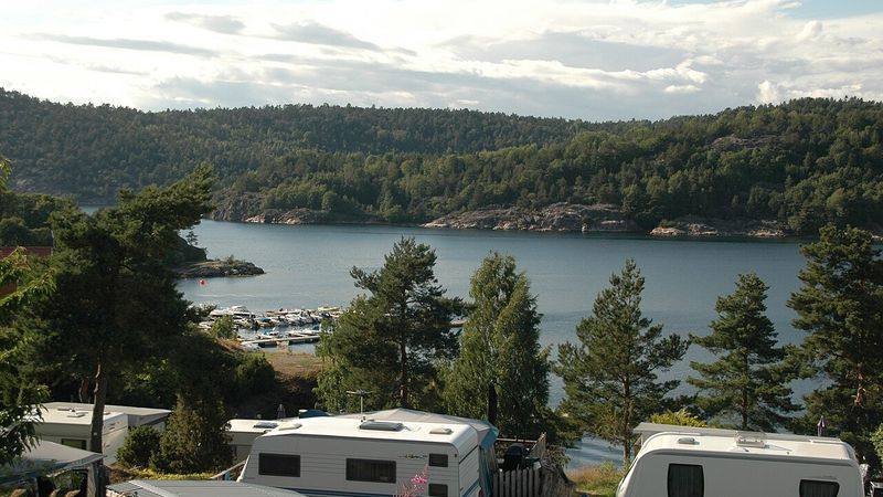 En campingplass ved vannet på Sørlandet