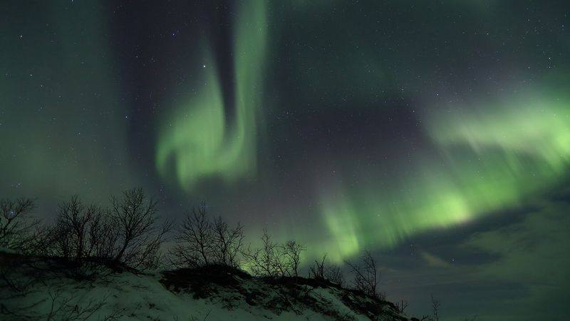 Nordlys over innsjøen Torneträsk ved Abisko