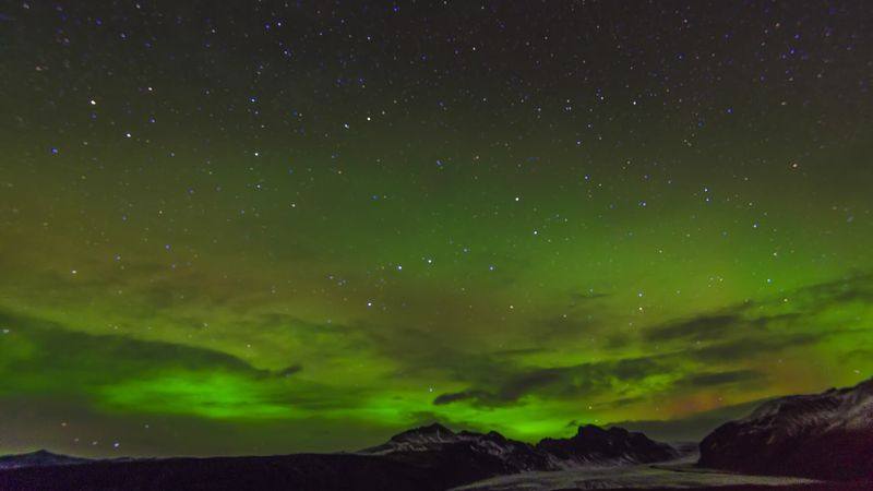 Nordlys over et islandsk landskap