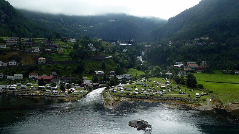 Campingplass ved fjorden i Geiranger