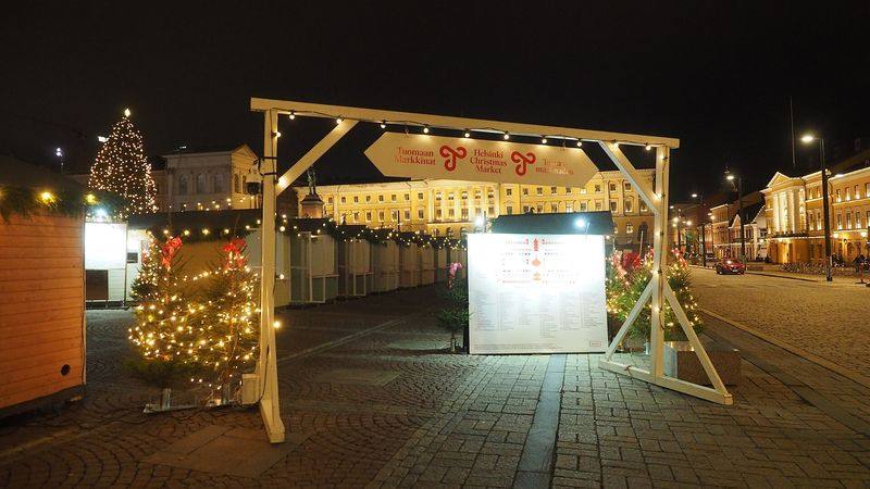 Ingang van de kerstmarkt op het Senaatsplein in Helsinki