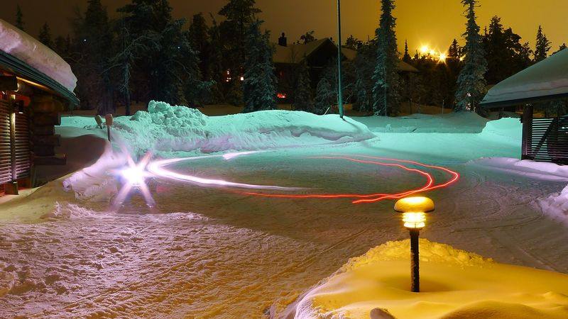 Snøscooter i et vinterlandskap i Finland