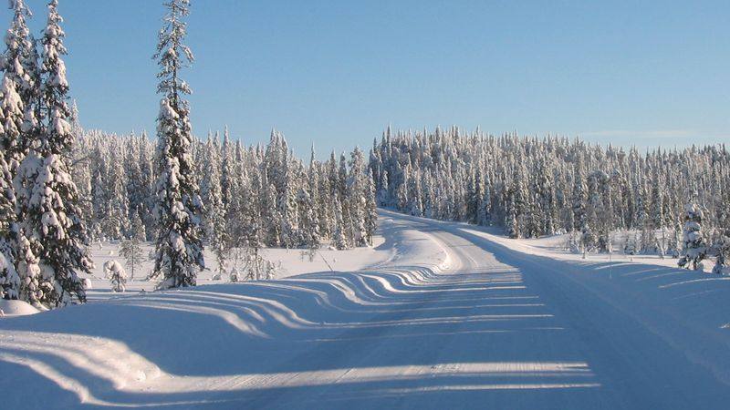 Snødekt vei i Kelankylä nord i Finland