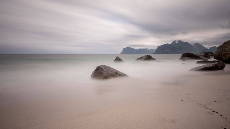 Rolig strand ved Myrland i Lofoten