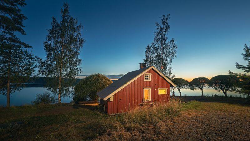 Saunagebouw aan het water bij Röskö in Noord-Karelië, Finland