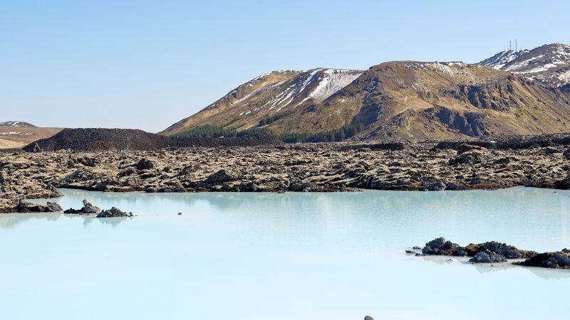 Blue Lagoon met de berg Þorbjörn in IJsland