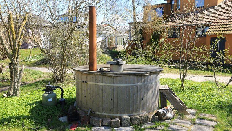 Badestamp i tre i Dyssekilde, Danmark