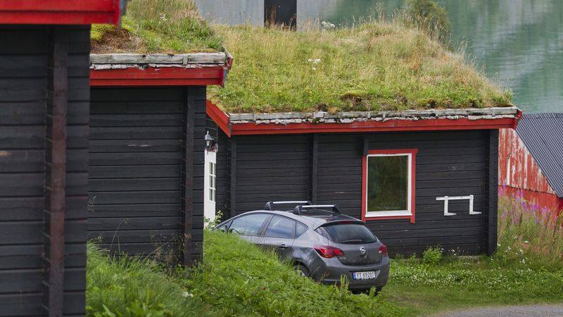 Hutten met grasdaken in Torsken op Senja, Noorwegen