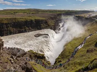 Regenboog boven de waterval Gullfoss