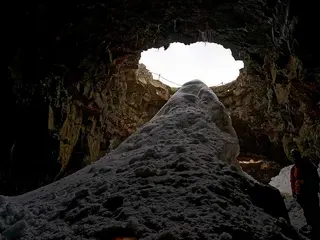 In de lavatunnel Raufarhólshellir