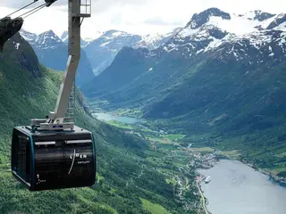 Gondel van Loen Skylift boven de Nordfjord