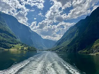Uitzicht vanaf de boot op de Nærøyfjord
