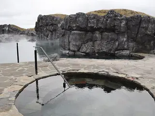 Koud bad bij de Sky Lagoon