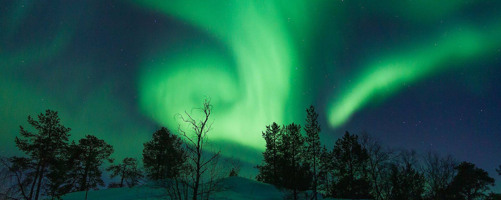 Grønt nordlys over Vuopajanniemi ved Inari i finsk Lappland
