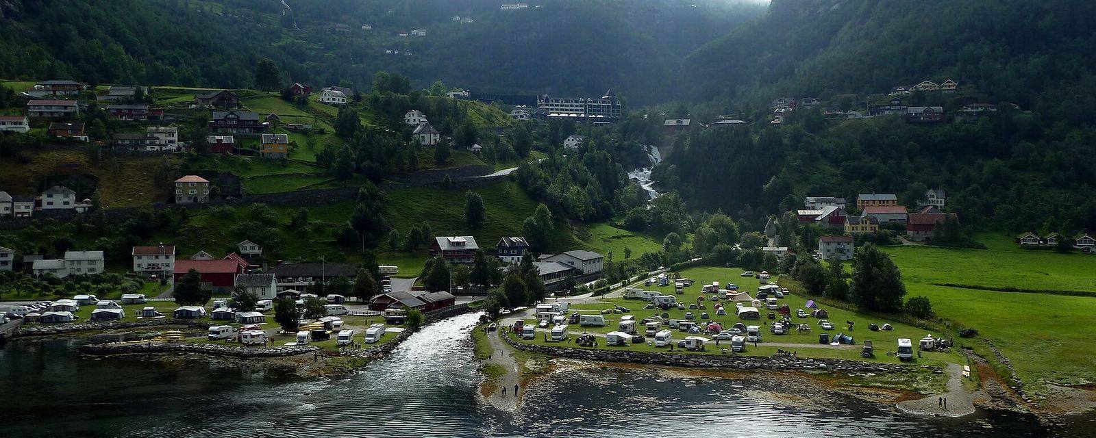 Campingplass ved fjorden i Geiranger