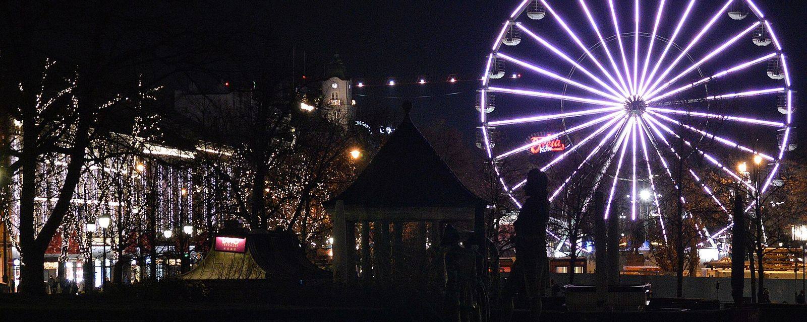 Reuzenrad in het centrum van Oslo in december