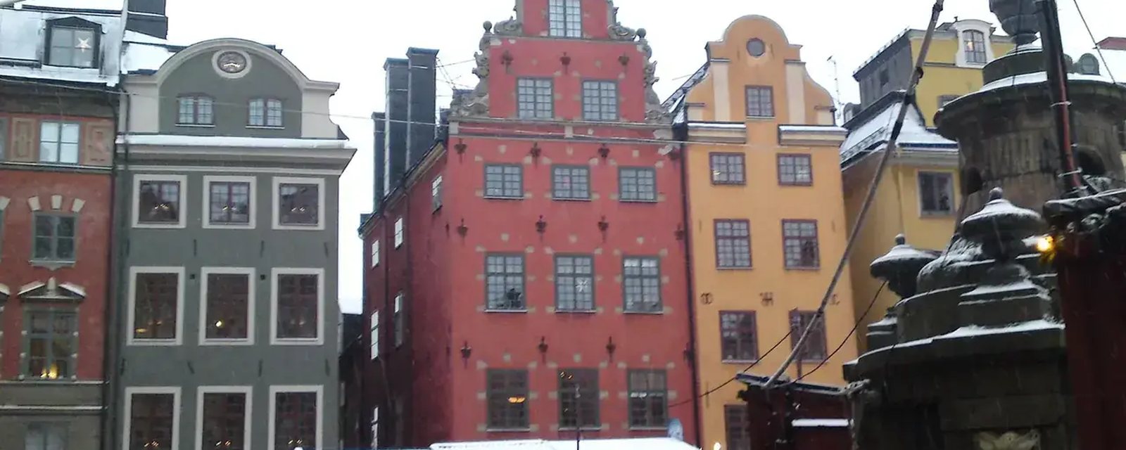 Kerstmarkt op het plein in Stockholm