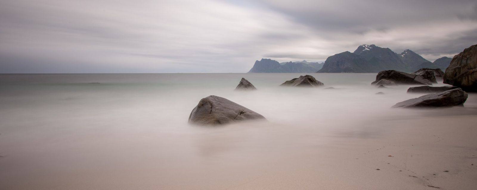 Rustig strand bij Myrland op de Lofoten in Noorwegen