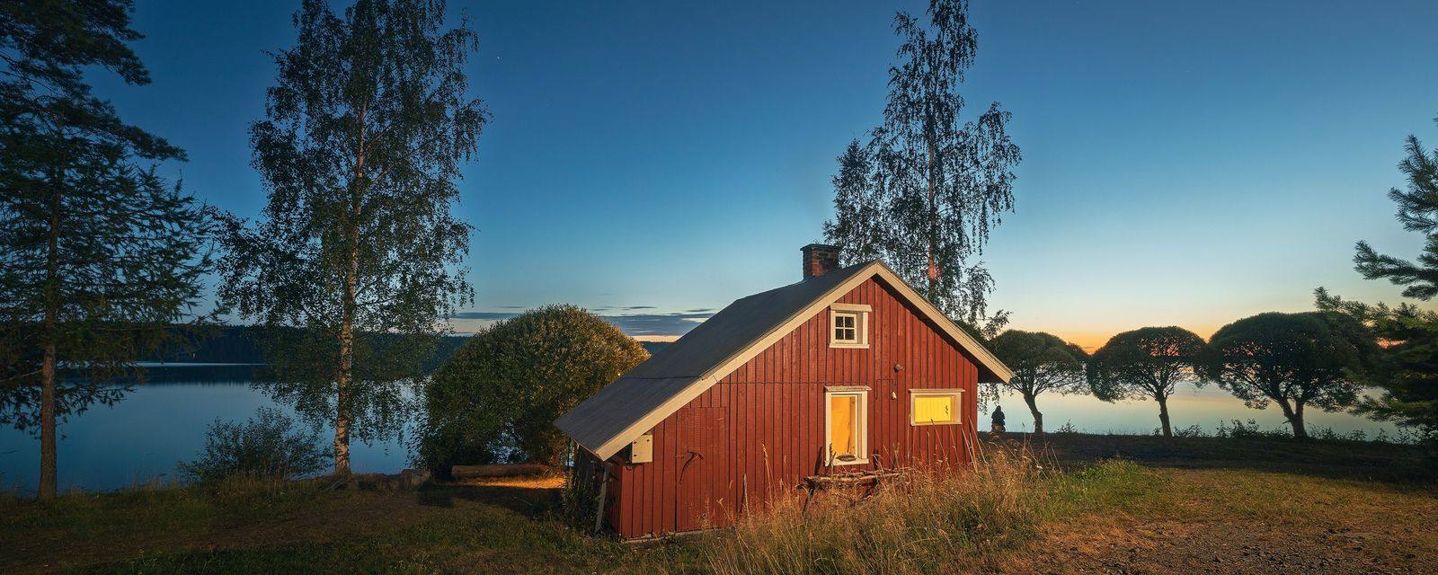 Saunagebouw aan het water bij Röskö in Noord-Karelië, Finland